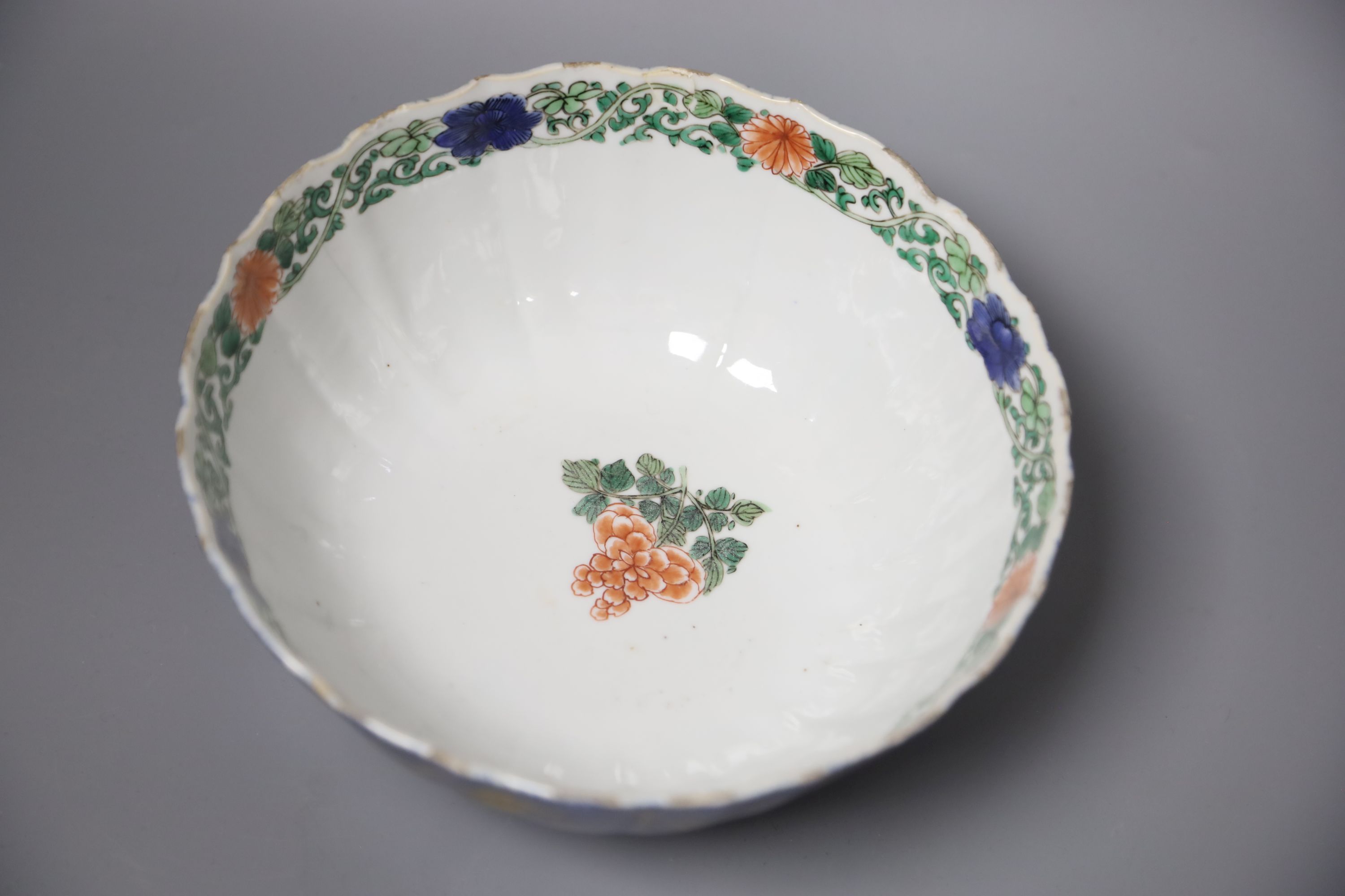 A Chinese Kangxi period porcelain bowl, Dia 19.5cm